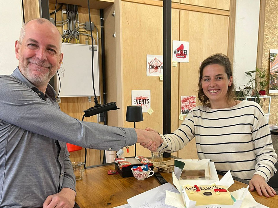 Okee Bedrijfsdiensten en Amstel 1 bekrachtigen de samenwerking met een handdruk