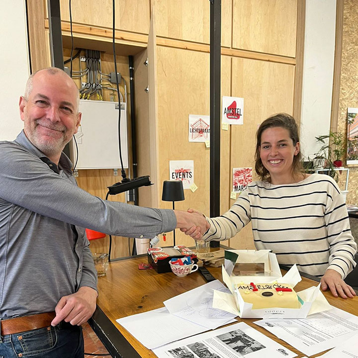 Okee Bedrijfsdiensten en Scala-directeur bekrachtigen de samenwerking met een handtekening