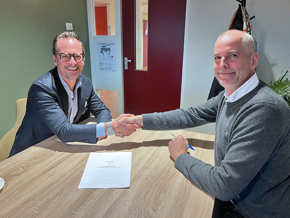 Okee Bedrijfsdiensten en Scala-directeur bekrachtigen de samenwerking met een handtekening